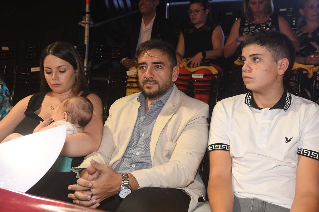 Vía Blanca de la Reinas, Vendimia 2023,  por el centro de la Ciudad de Mendoza Fernando Ubieta, Intendente de La Paz junto a su familia en el palco Oficial Foto: José Gutierrez  / Los Andes