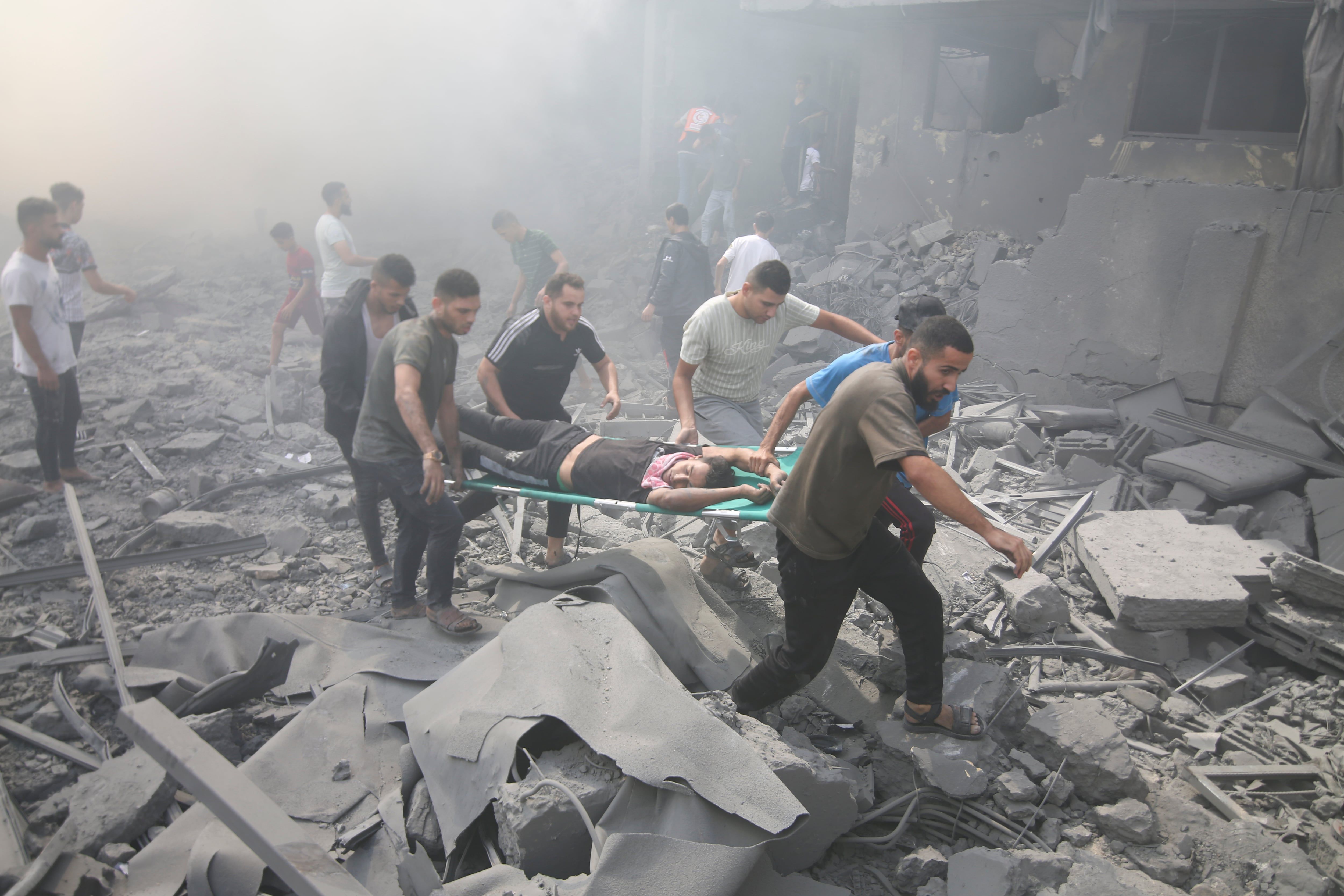 Palestinos evacúan a rehenes tras un bombardeo israelí en el campamento de refugiados de Rafah. (AP Foto/Hatem Ali)