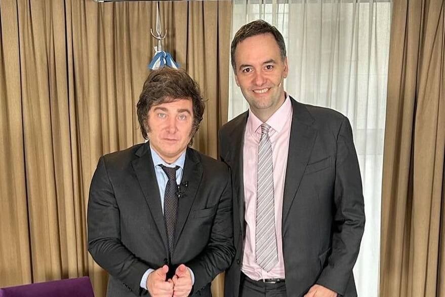 El vocero Manuel Adorni junto al presidente Javier Milei (Foto: Clarín)