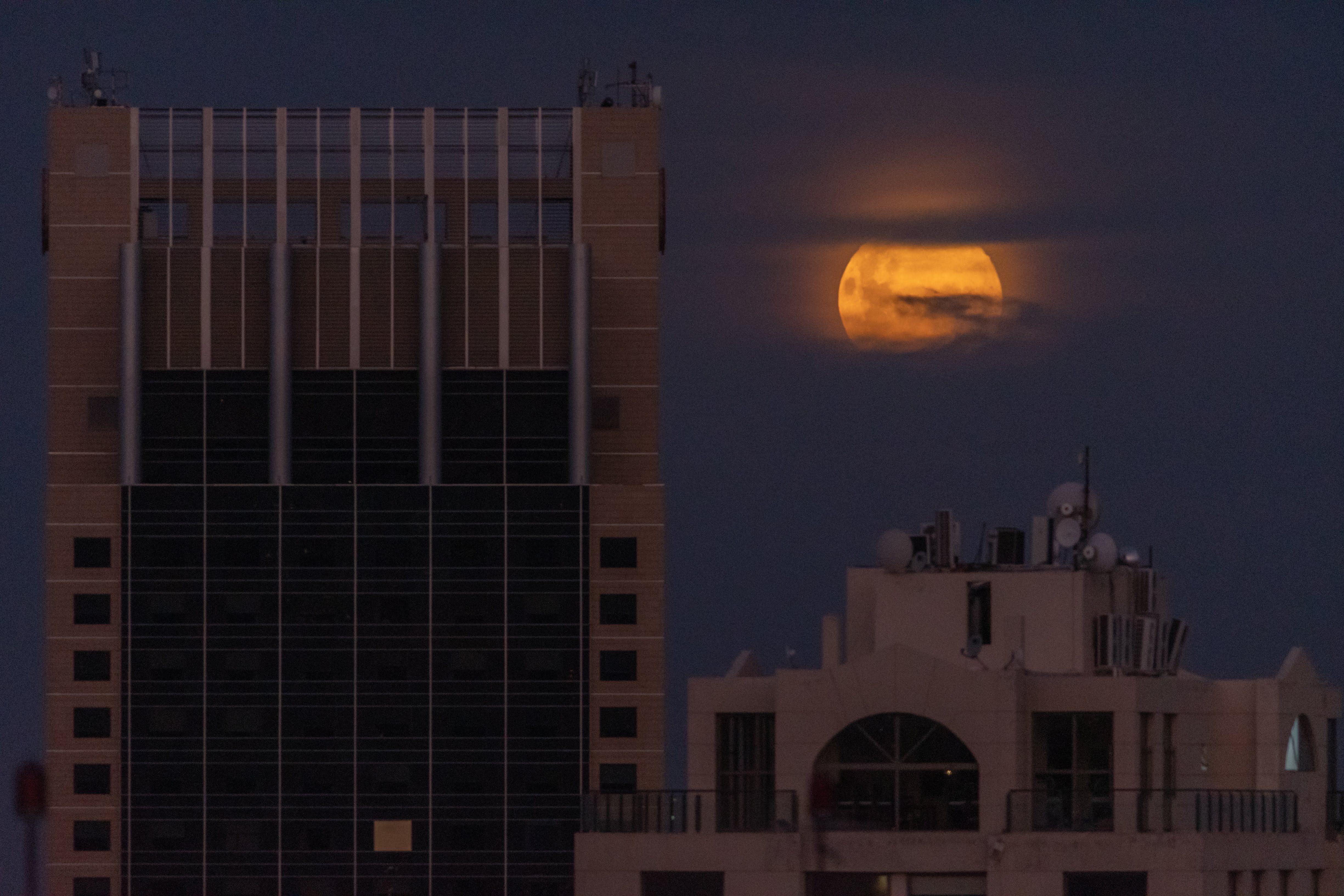 Mendoza 7 de abril de 2020 

Vista desde la terraza del Hotel Aconcagua de la superluna rosa sobre la ciudad de Mendoza

Foto: Ignacio Blanco / Los Andes
luna superluna 