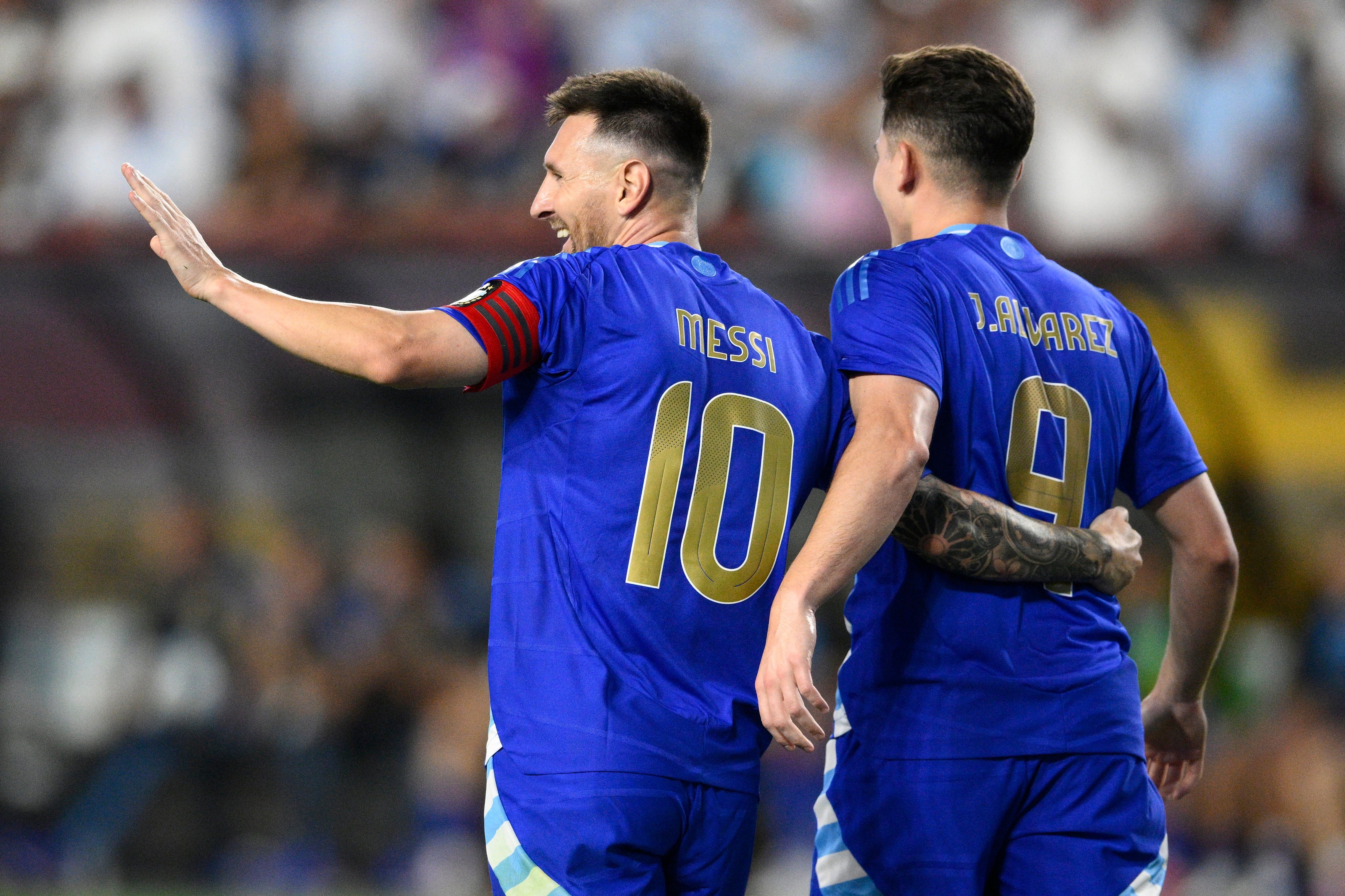 Lionel Messi, de la selección argentina, festeja con su compañero Julián Álvarez tras marcar ante Guatemala en un amistoso, el viernes 14 de junio de 2024, en Landover, Maryland (AP Foto/Nick Wass)