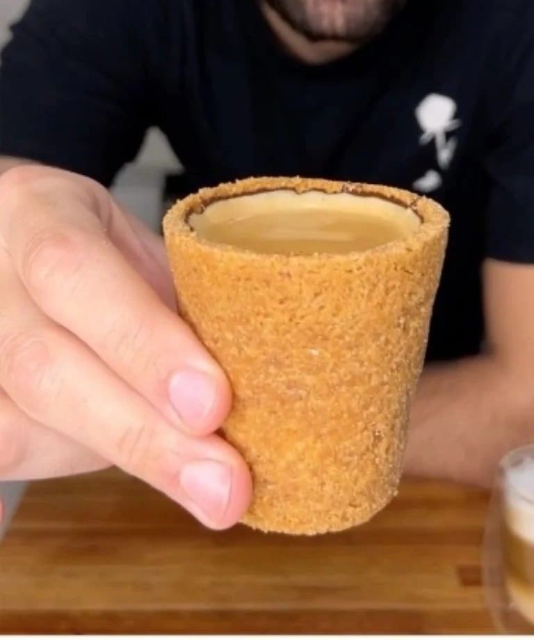 Tu infusión caliente puede elevarse con el uso de este vaso.