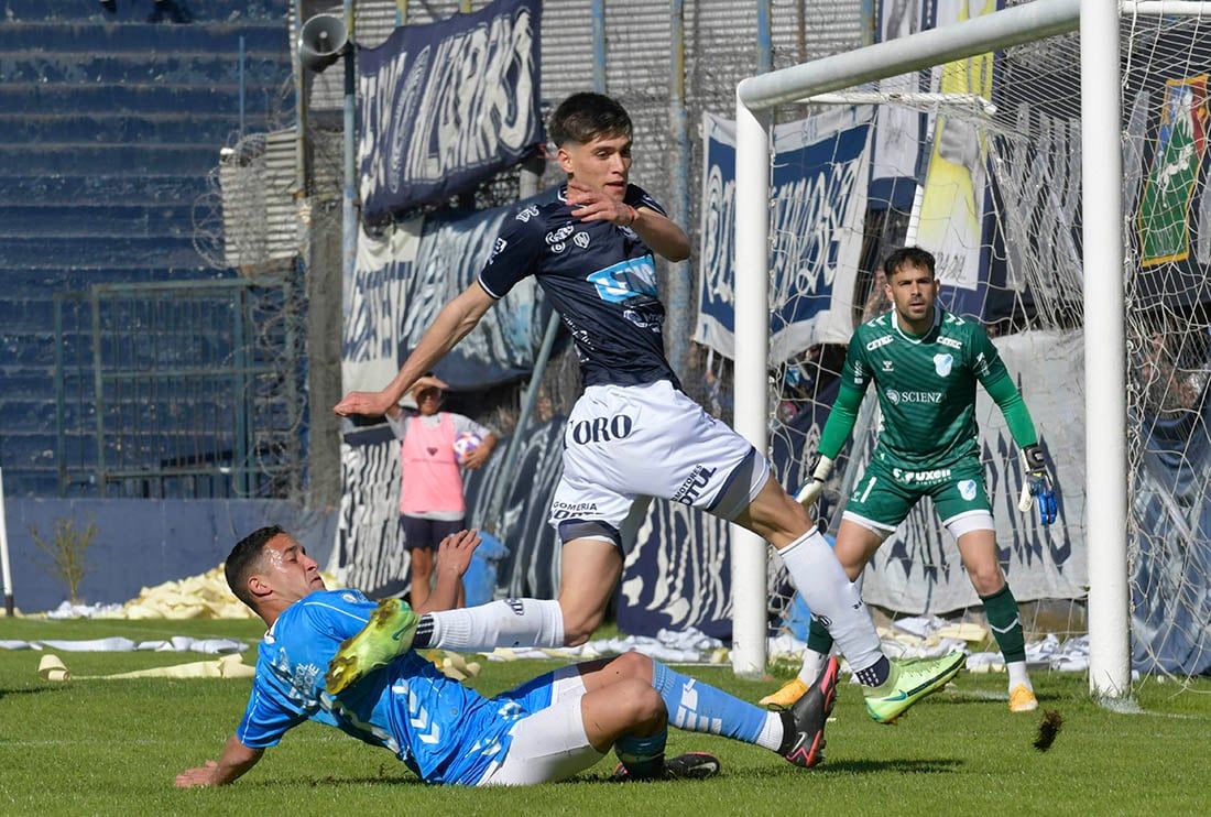 Independiente Rivadavia empató con Temperley cerca del final. / Orlando Pelichotti 