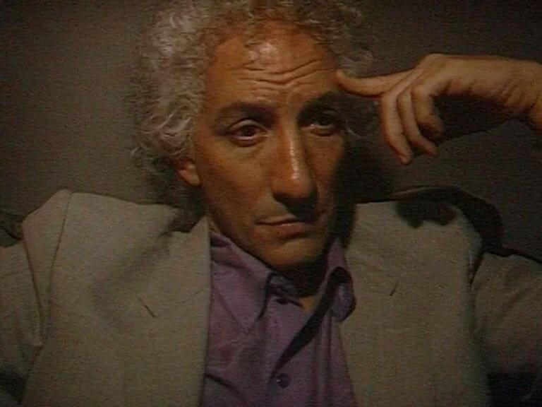 Juan Minujín como Guillermo Coppola