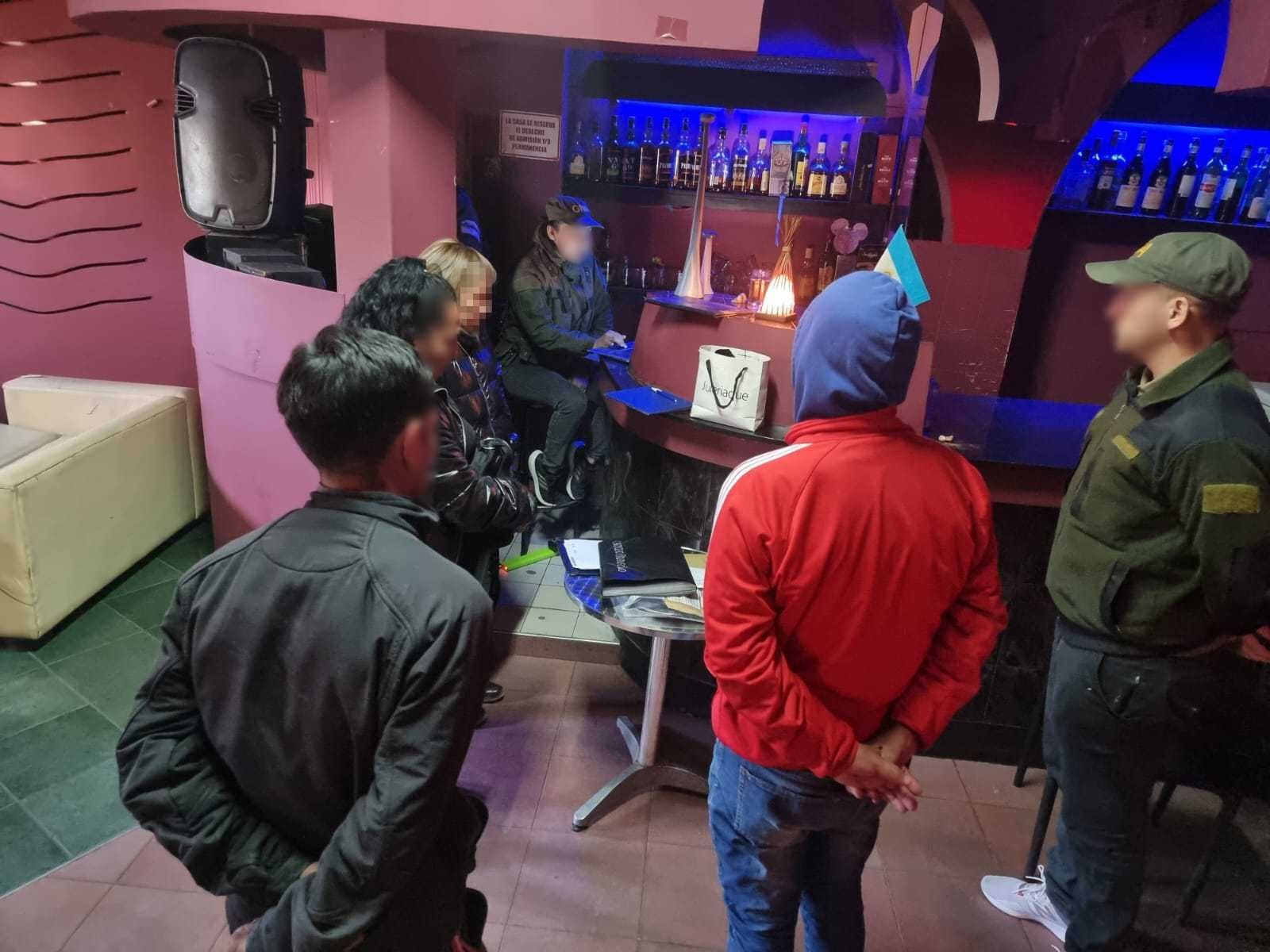 El procedimiento en le bar donde se encontraron cuatro presuntas víctimas de explotación sexual en Mendoza . Gentileza Gendarmería Nacional .