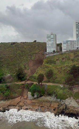 Por un socavón, un edificio en serio riesgo de colapso entre Viña del Mar y Concón (Gentileza Biobiochile.cl)