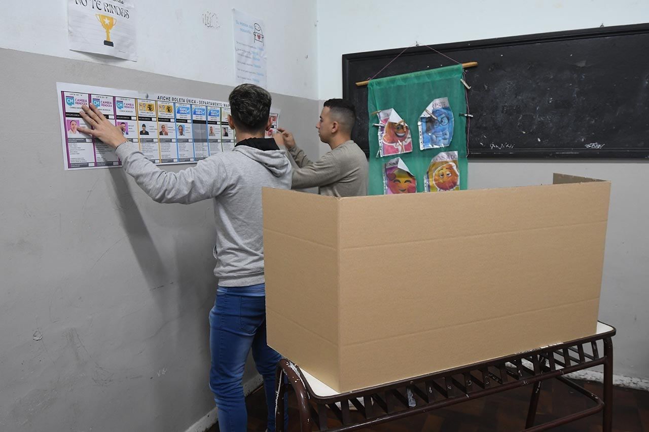 Elecciones PASO en 7 departamentos de la provincia de Mendoza.Presidente y fiscales de mesa en la escuela Justo José de urquiza del departamento de Maipú, organizan urna, boleta única y dejar todo en condiciones para que los ciudadanos de Maipú puedan ingresar a votarFoto:José Gutierrez / Los Andes