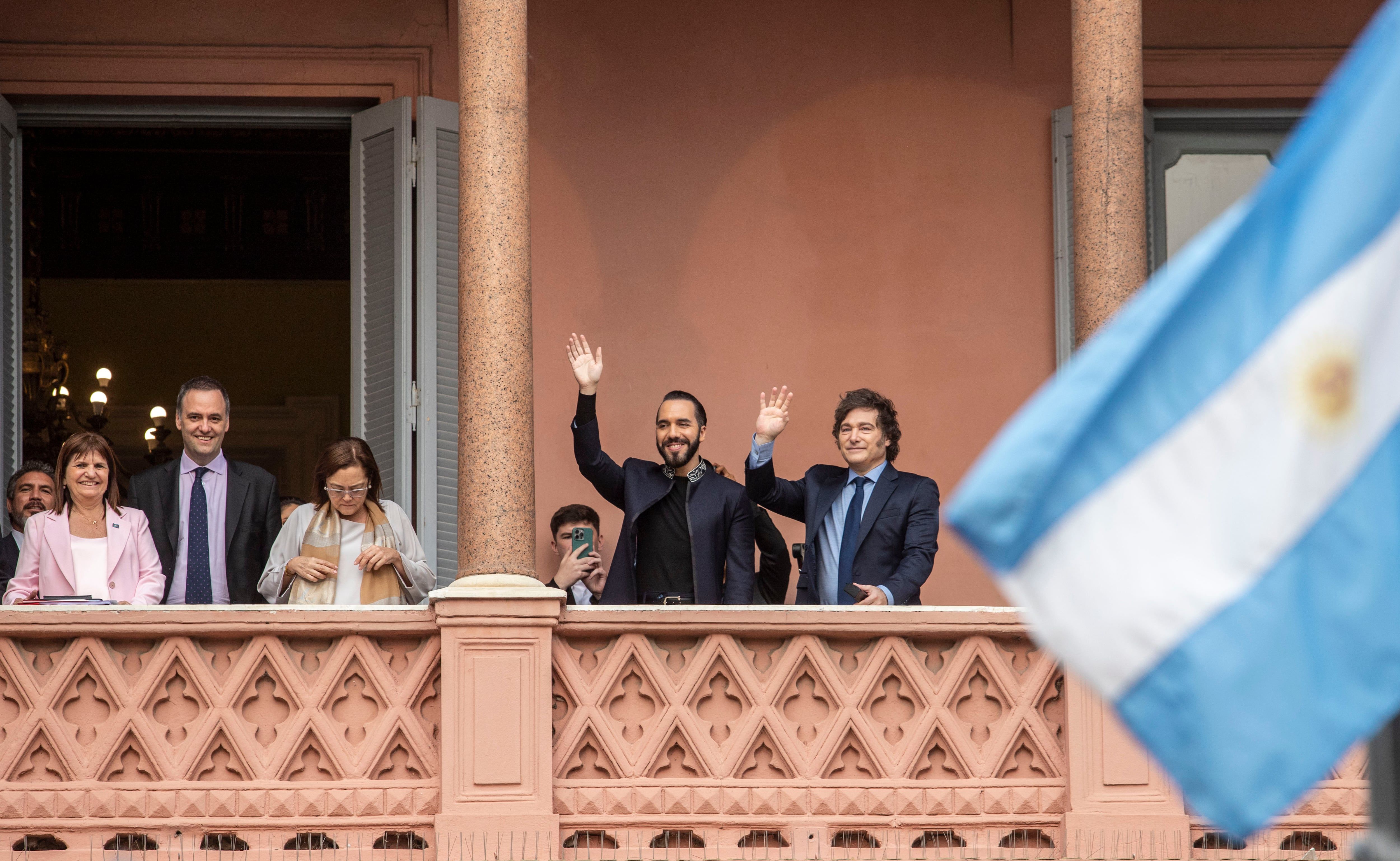 El presidente Javier Milei recibió esta tarde en Casa Rosada a su par de El Salvador, Nayib Bukele, con quien mantenía una audiencia para tratar la cooperación entre ambos países en temas como "energía, comercio y seguridad". Foto: (IMG) / NA