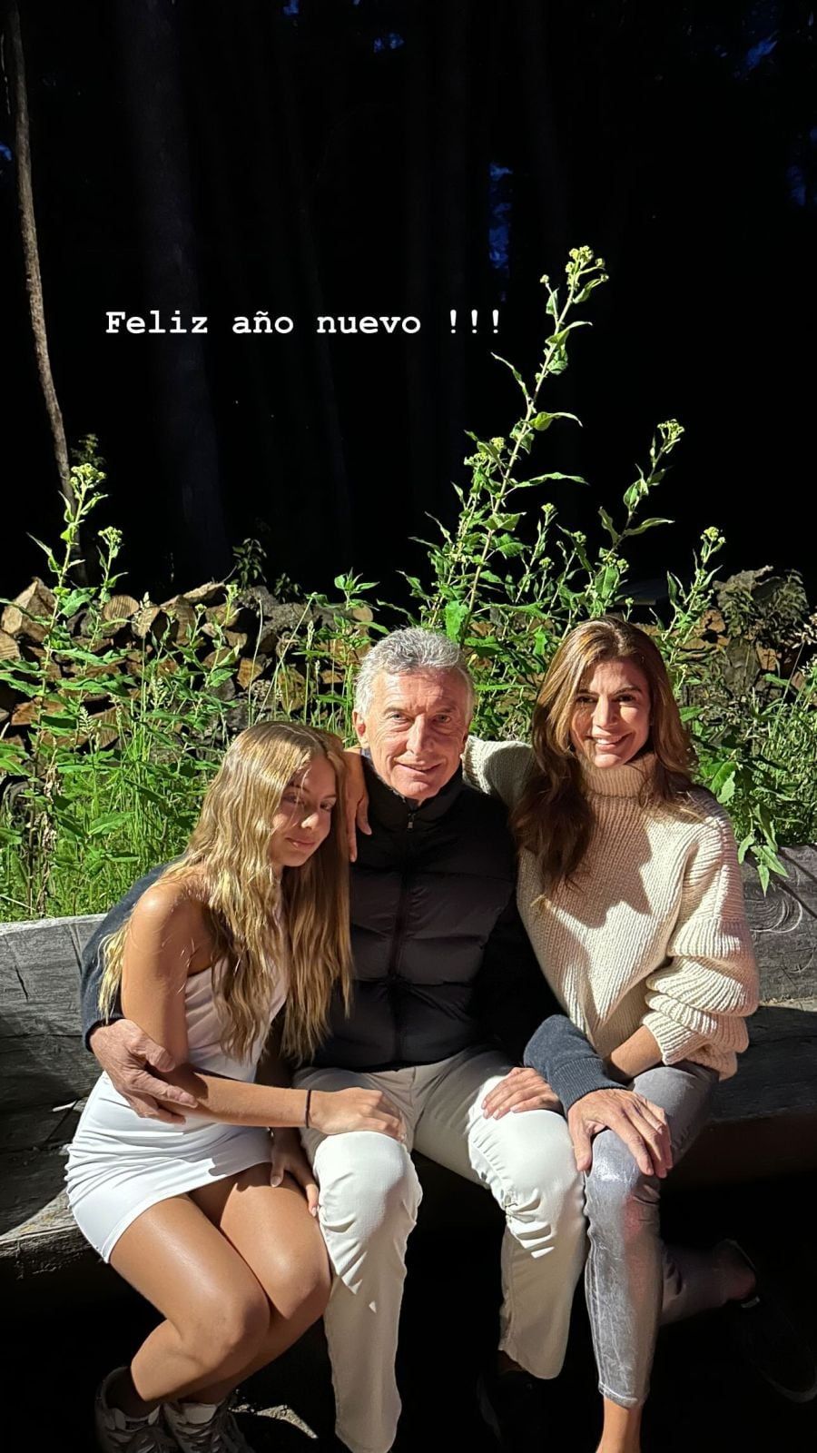 Las famosas apostaron por el total white para despedir el 2024.