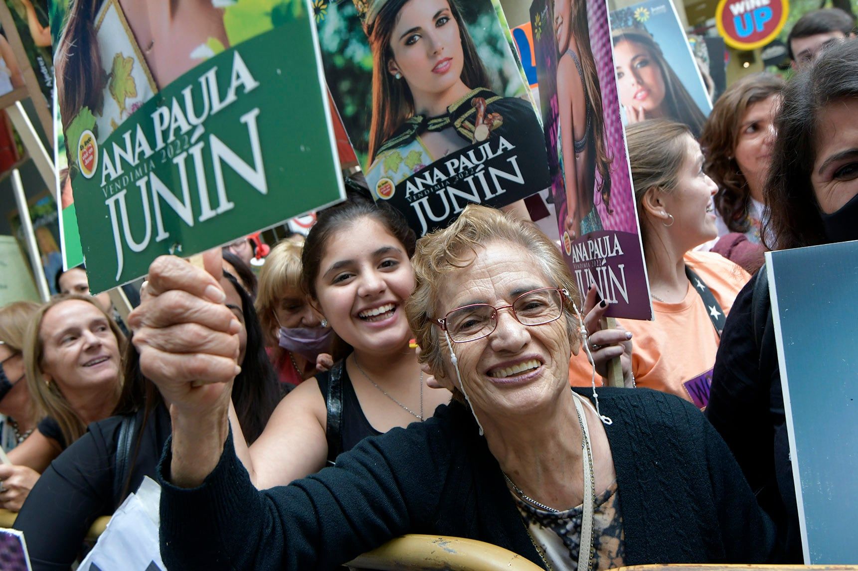 28 Febrero 2022 Mendoza Sociedad
Convivencia Real 
Cerca de un centenar de personas se congregó junto al hotel donde estarán alojadas las candidatas. Algunas tuvieron "hinchada".


Foto: Orlando Pelichotti / Los Andes