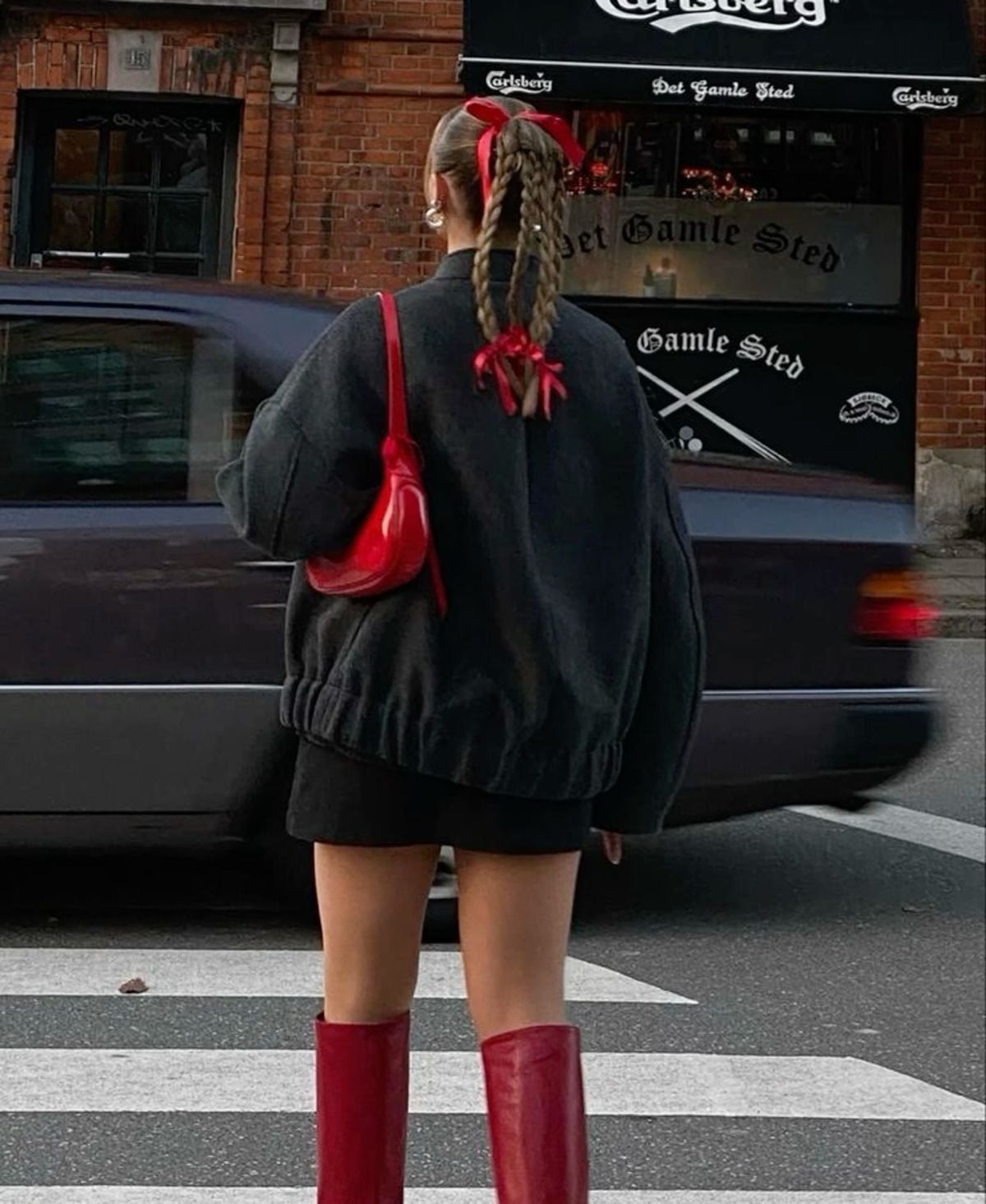 Con la estética coquette inspirada en figuras como Lana del Rey (quien hace referencia en muchas de sus canciones al sabor cereza) y el surgimiento del “cherry lip combo” y el rojo borravino como color icónico del año, no es casualidad este fenómeno actual.