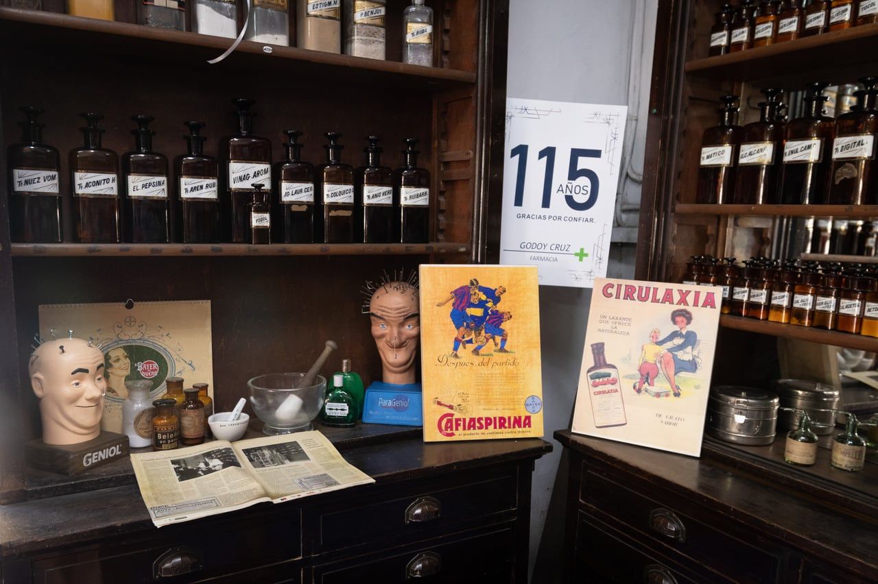 Farmacia Godoy Cruz Ubicada en la esquina de Rivadavia y Tomba la Farmacia Godoy Cruz cumplió 115 años.   Foto: Ignacio Blanco / Los Andes 