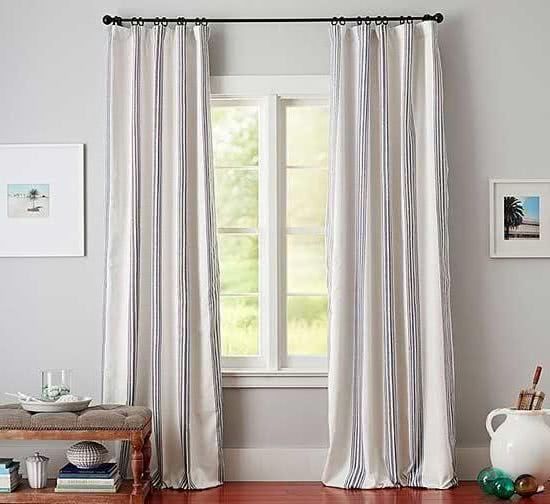 Si la ventana no llega al borde del piso, la cortina de tela debe ser más larga.