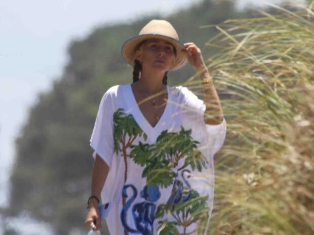 La hija de Juana Viale interceptó a su madre in fraganti mientras barría en bikini.