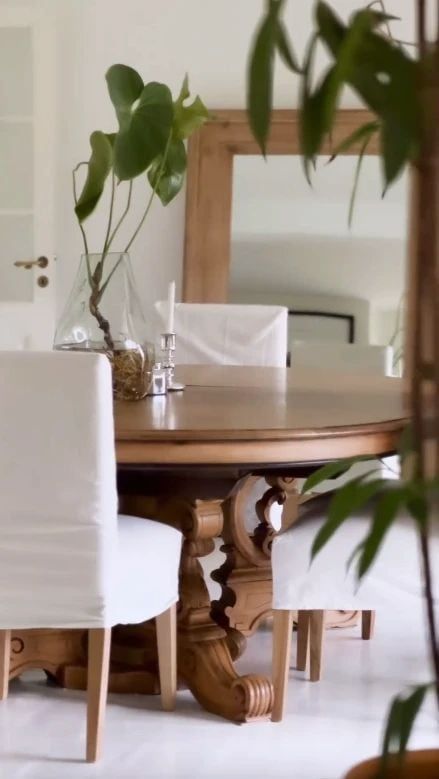 Predominan materiales como la madera y el hierro utilizado principalmente en el exterior.