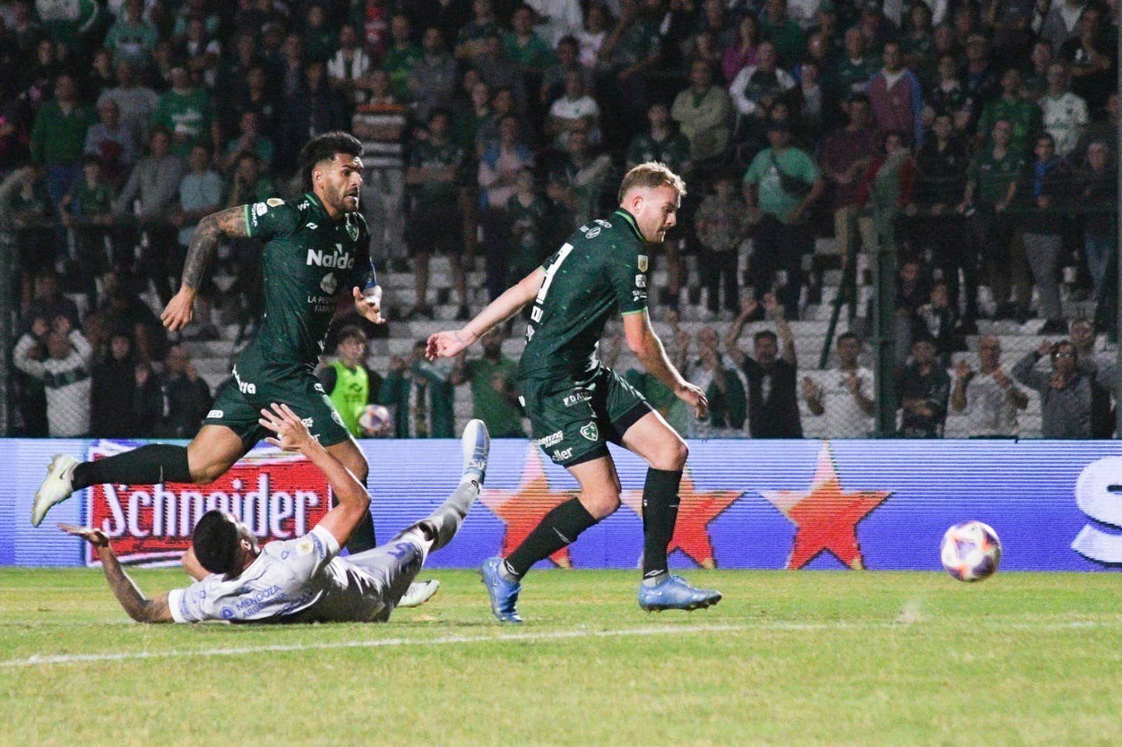 Luciano Gondou marca el 1 a 0 de Sarmiento ante Godoy Cruz. (Prensa Sarmiento).