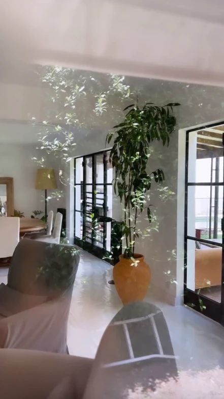 En el interior, el blanco es el color que eligió la modelo para hacer de su hogar un lugar de calma y relax.