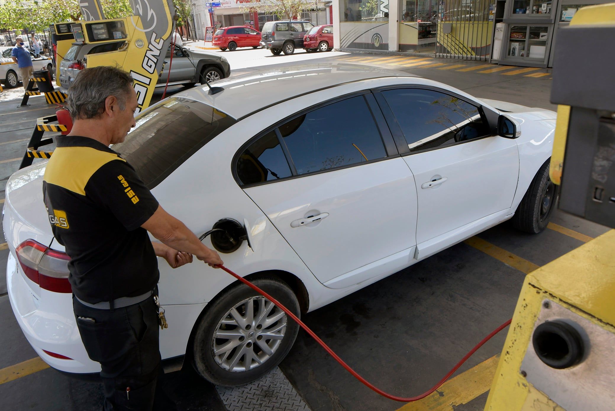 Si bien el GNC hace que cargues más veces combustibles el ahorro sigue atrayendo adeptos. 

Foto: Orlando Pelichotti/ Los Andes