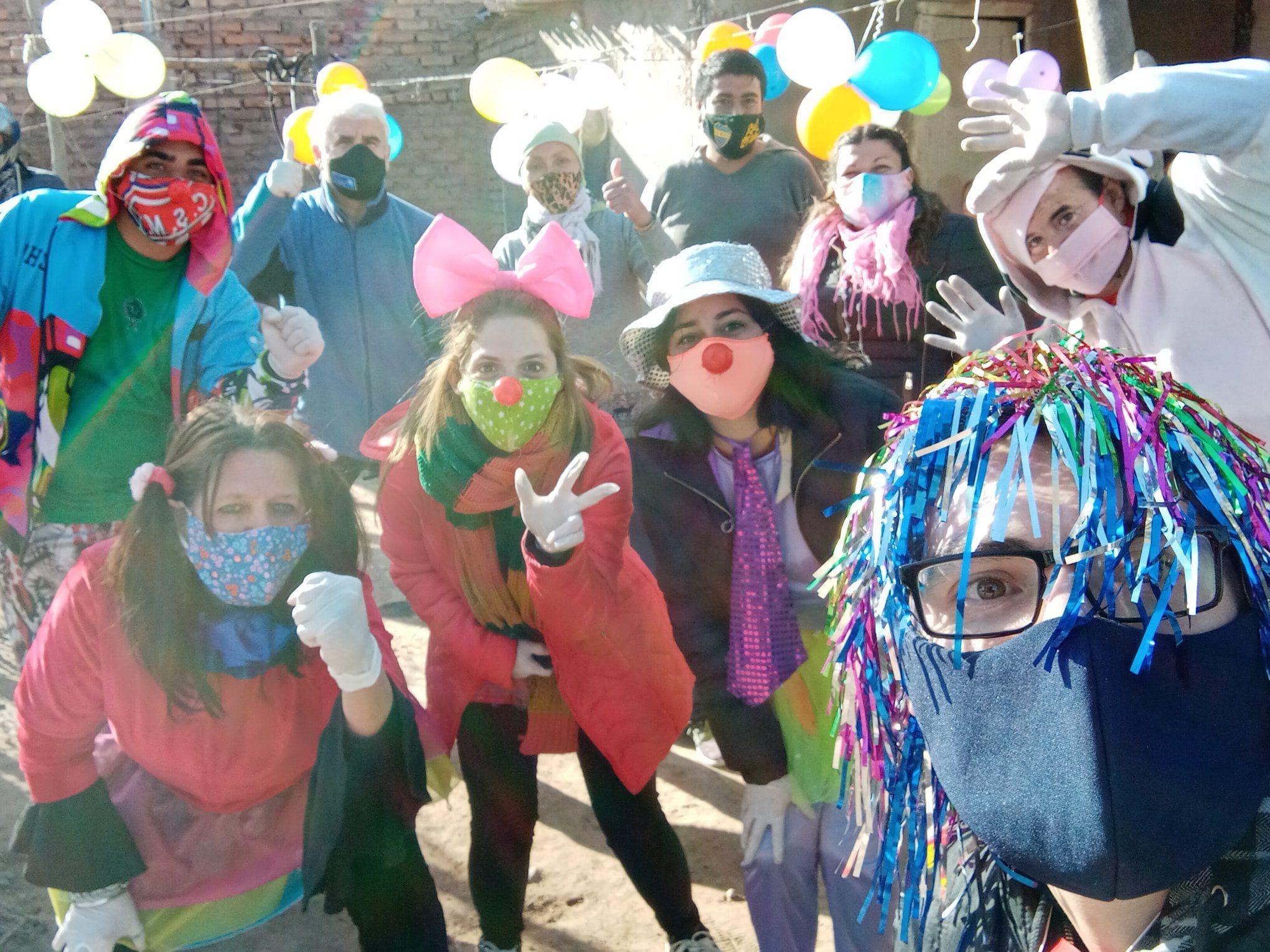 El senador fue con su equipo de colaboradores.