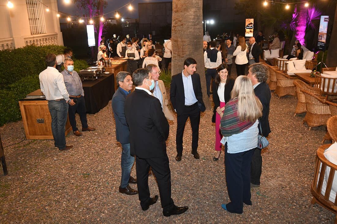Relajados, los invitados disfrutaron de una noche primaveral