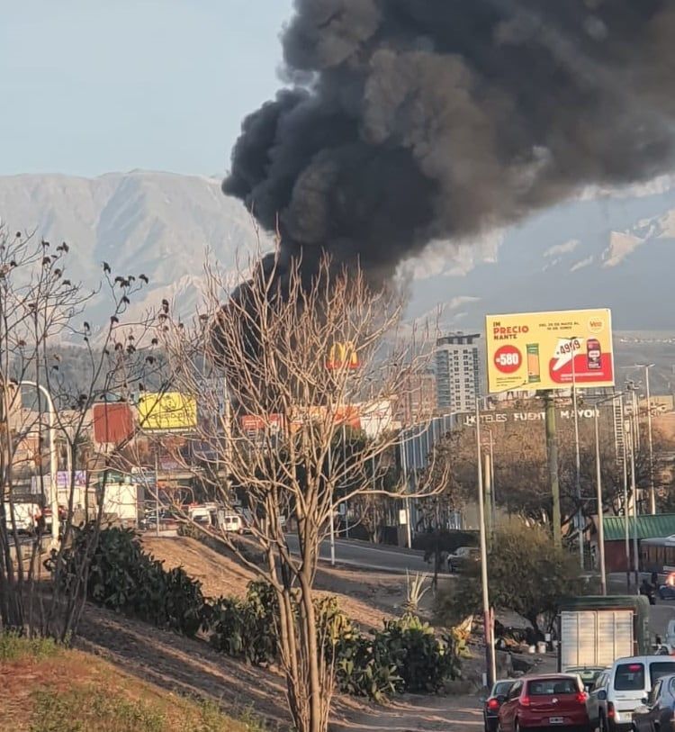 El incendio en Zapata Goma desde Acceso Este.