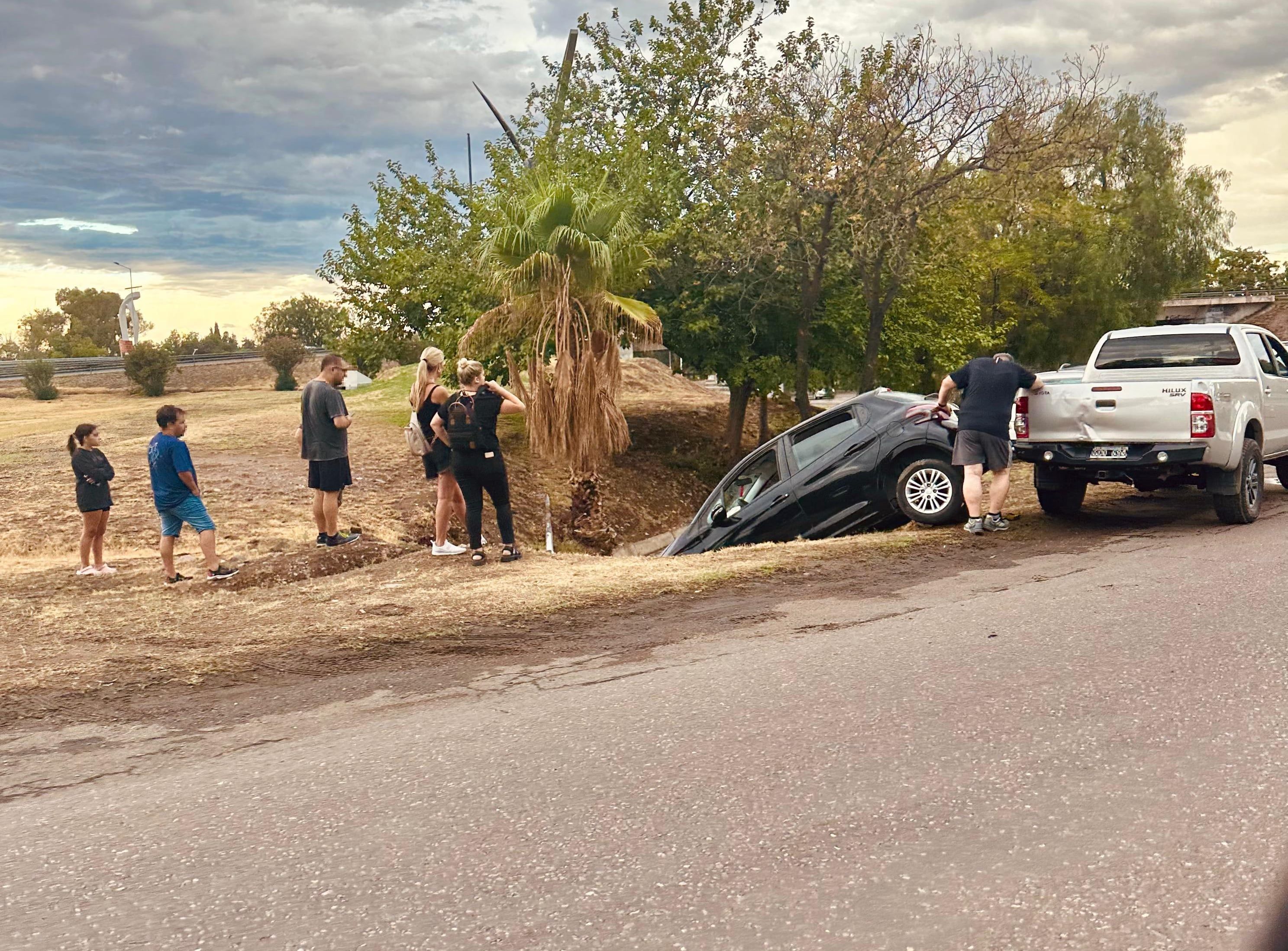 El vehículo se cayó a un pozo que está sobre el costado de la vía, en el espacio verde | Gentileza