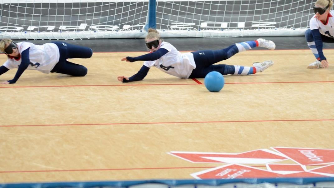 Goalball. La misión es tratar de convertir o atajar en un arco de nueve metros.