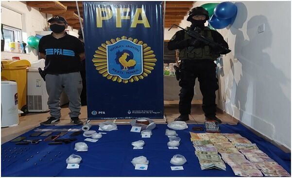 El hallazgo de dinero y cocaína. /Gentileza Policía Federal