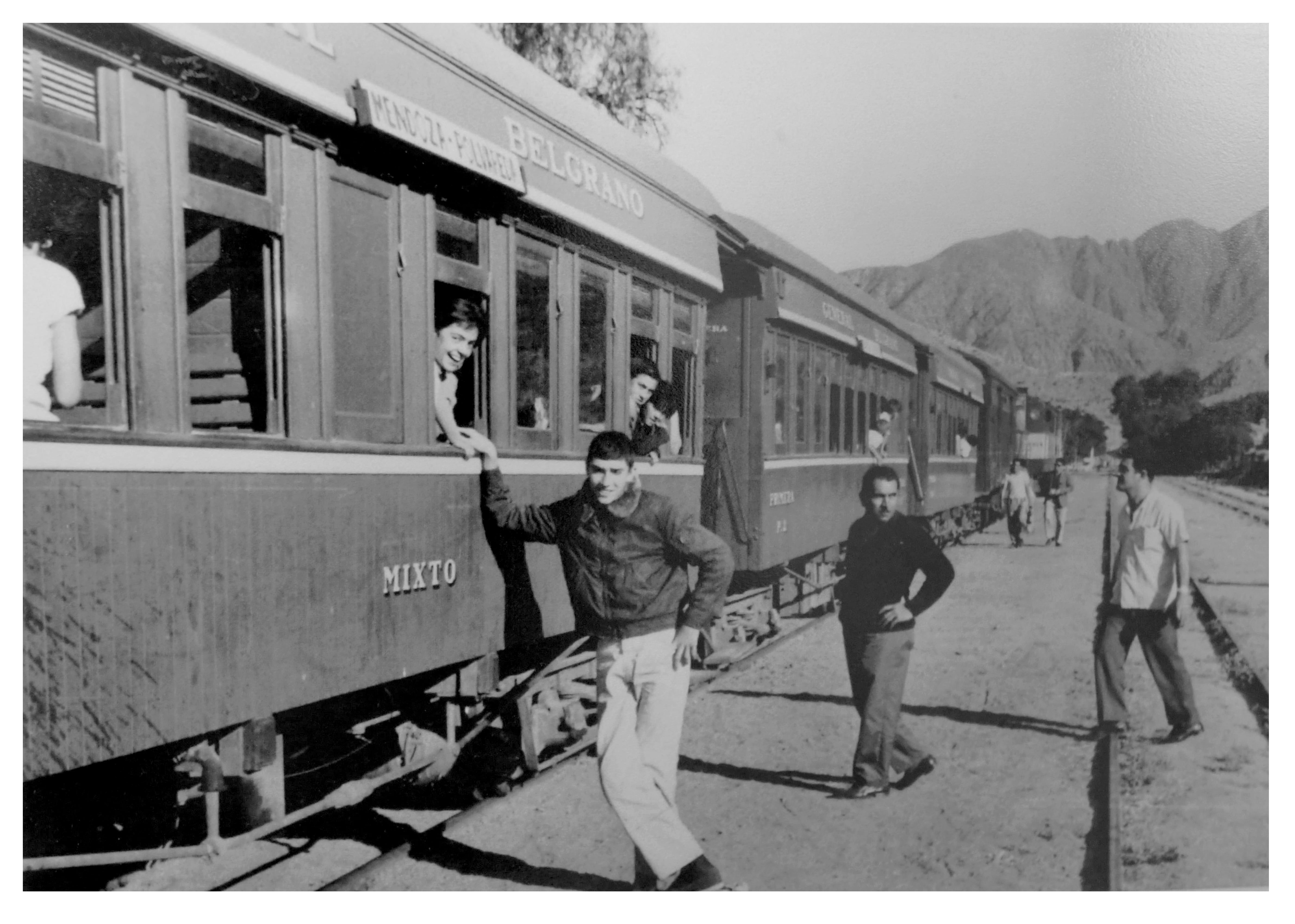 Tren a Chile  Colección de fotografías históricas del Ferroclub Trasandino Mendoza Vagones de madera con pasajeros rumbo a Chile, del Ferrocarril Belgrano Trasandino, Foto Julio Monzalvo Foto: Orlando Pelichotti