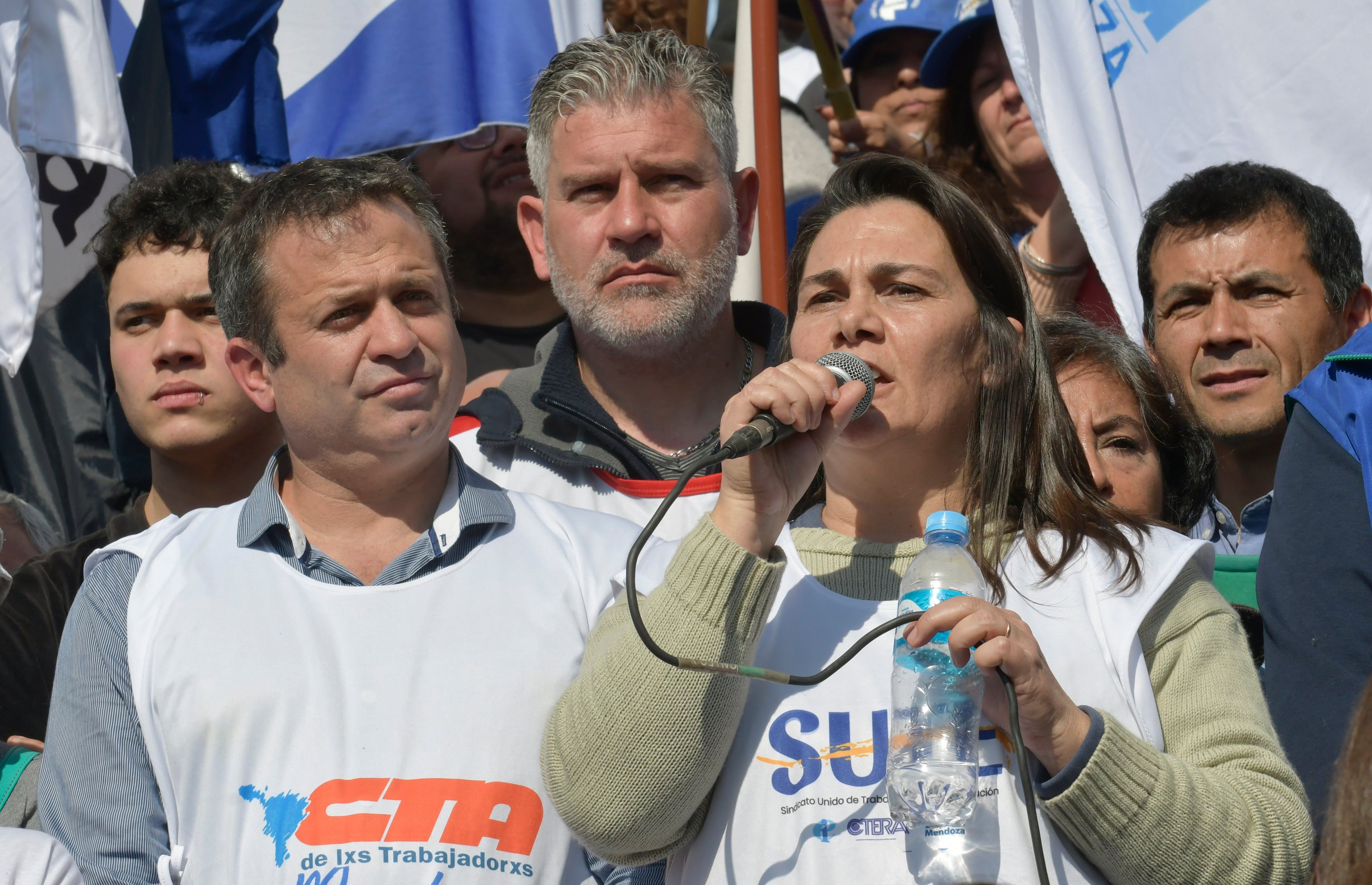 Paro de trabajadoresLos trabajadores de los gremios de estatales (ATE), de la educación (SUTE), SITEA, SADOP, y de la CGT -entre otros-, además de organizaciones sociales, comenzaron pasadas las 10 de este miércoles a marchar por las calles céntricas como medida de protesta y de visibilización ante los reclamos de mejoras salariales para con el Gobierno de Mendoza. Carina SedanoFoto: Orlando Pelichotti/ Los Andes