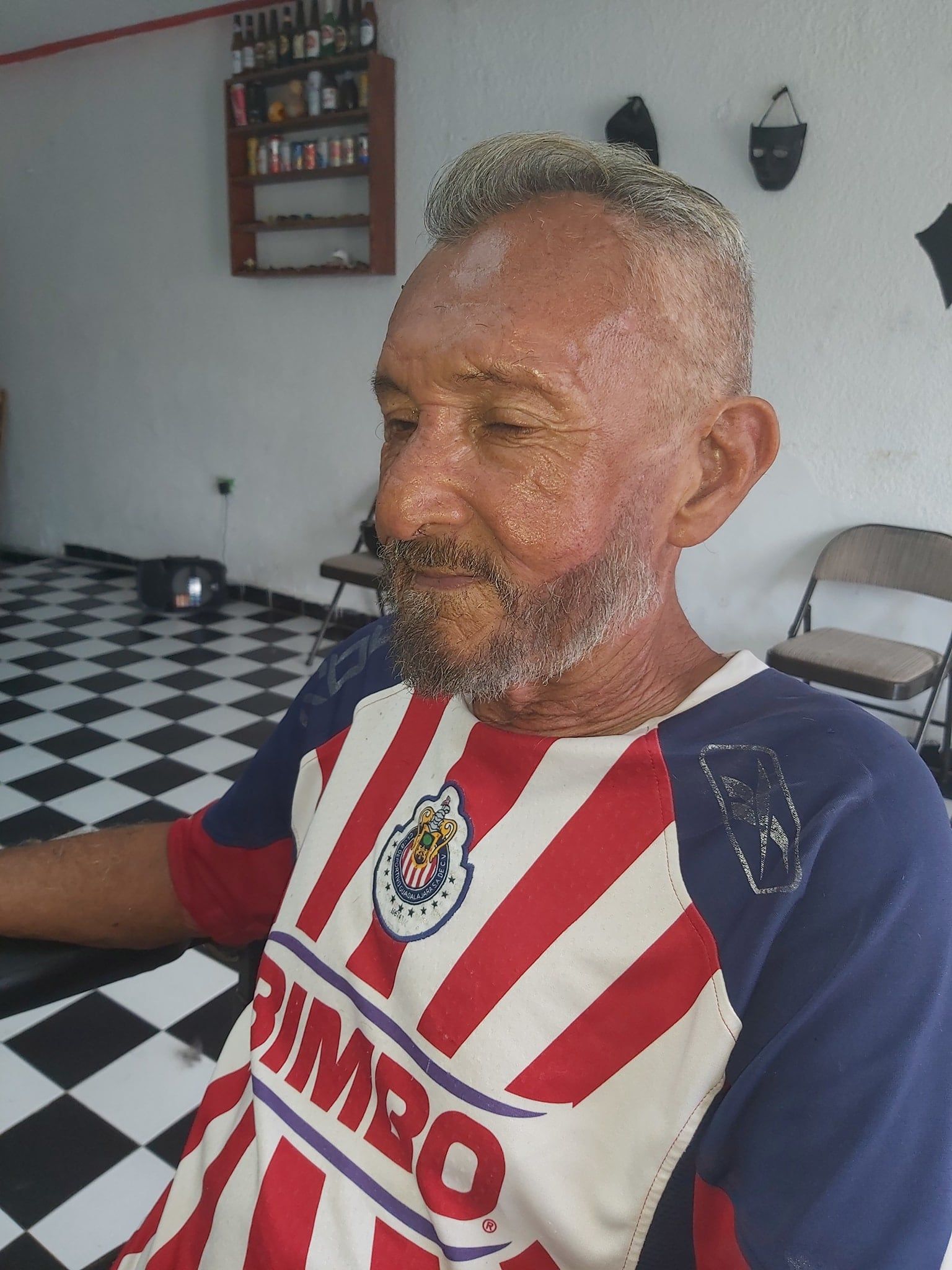 Fabián se llevó a José a su casa y le ofreció comida, ropa y un techo para quedarse. Fotos Facebook.