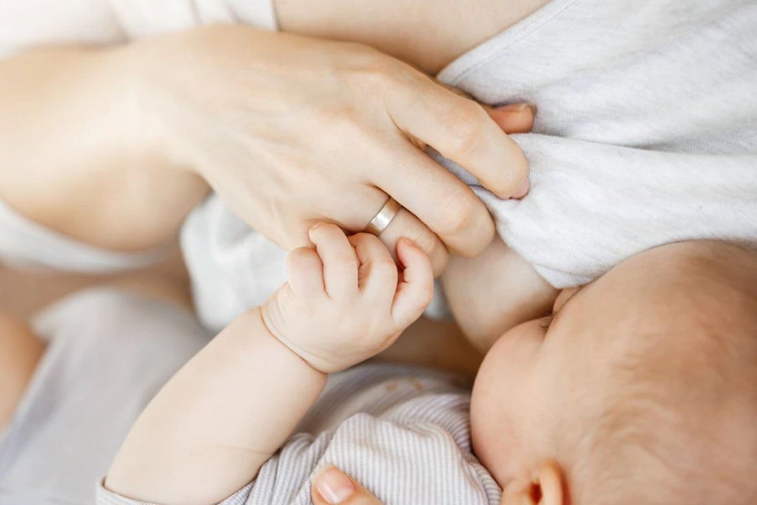 Durante el periodo de lactancia, con la leche materna alcanza para mantener al bebé hidratado.