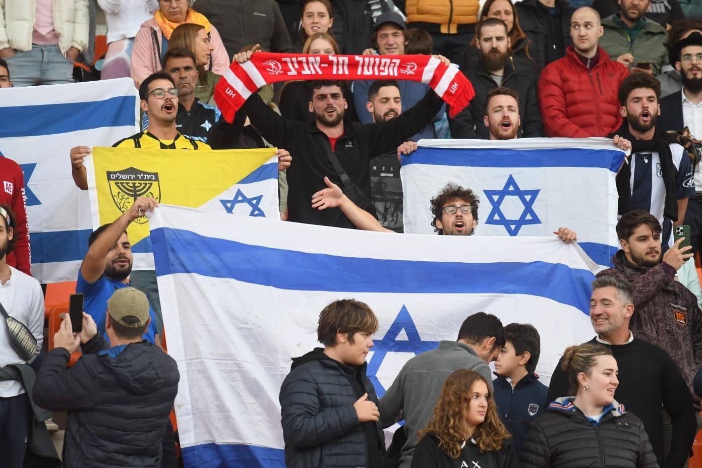 La hinchada de Israel, a pleno en el Malvinas. / José Gutiérrez