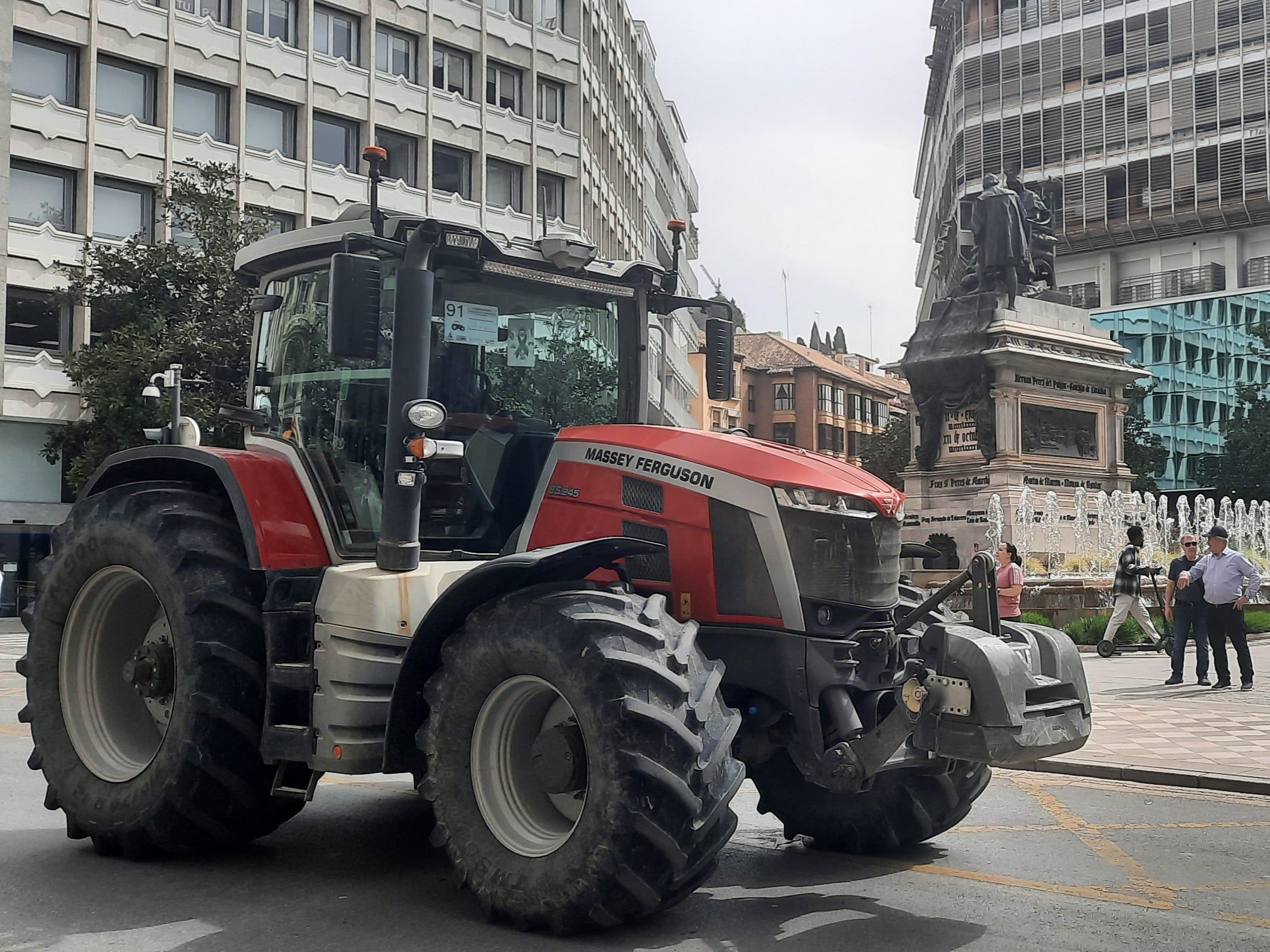 La marcha pasó frente al monumento Isabel La Católica, uno de los centrales en la ciudad de Granada.
Foto: Mauricio Manini / Los Andes