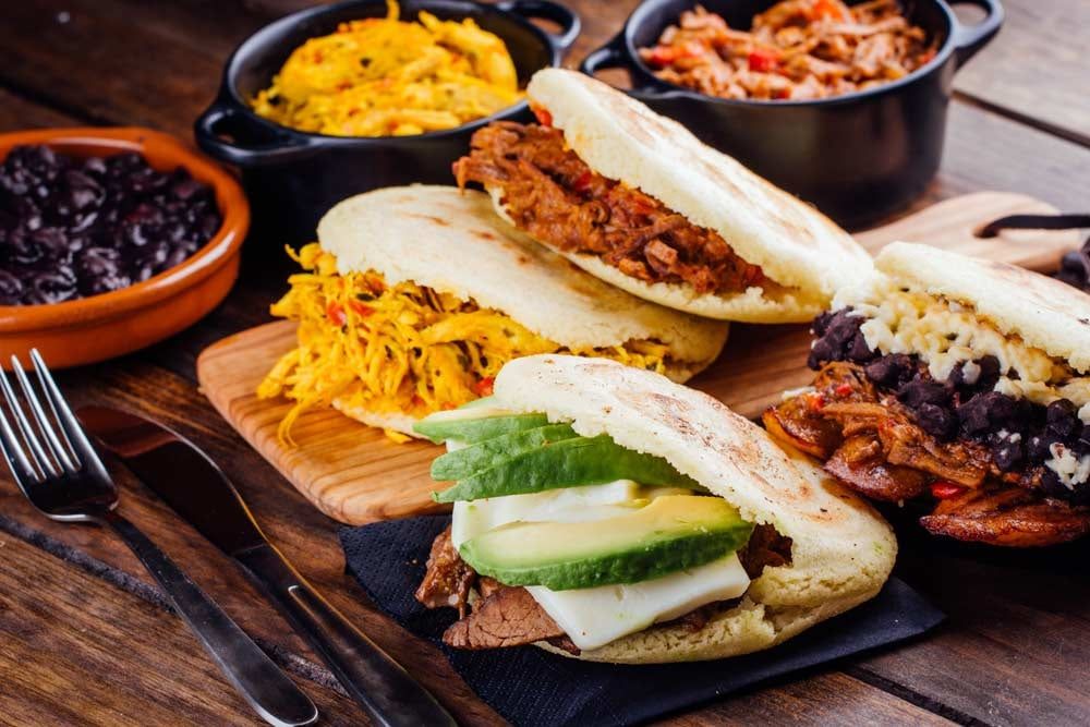 Arepas venezolanas: un plato típico de la región que consiste en un pan de harina de maíz que contiene algún relleno.