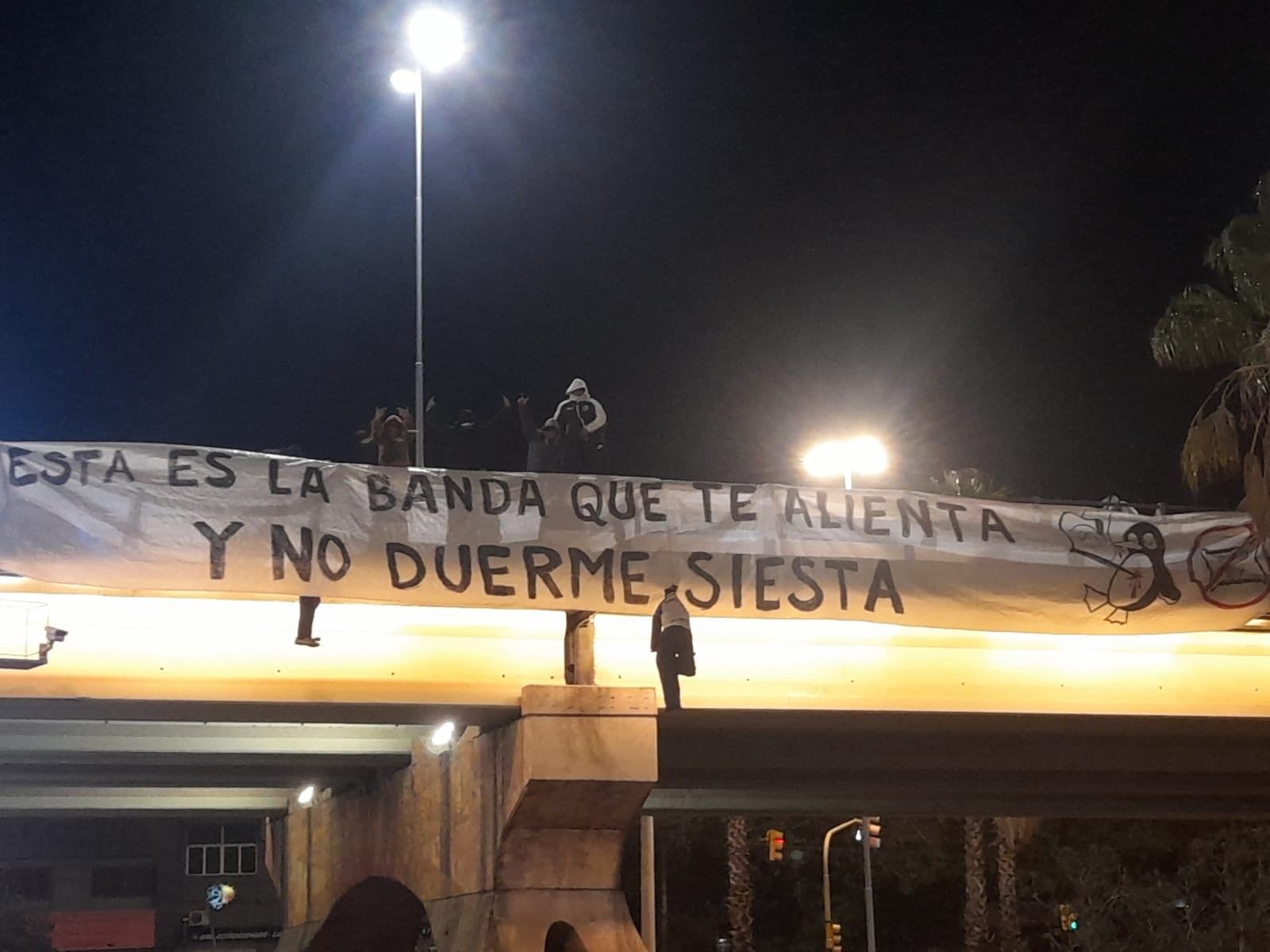 La bandera que colgaron los hinchas de la Lepra