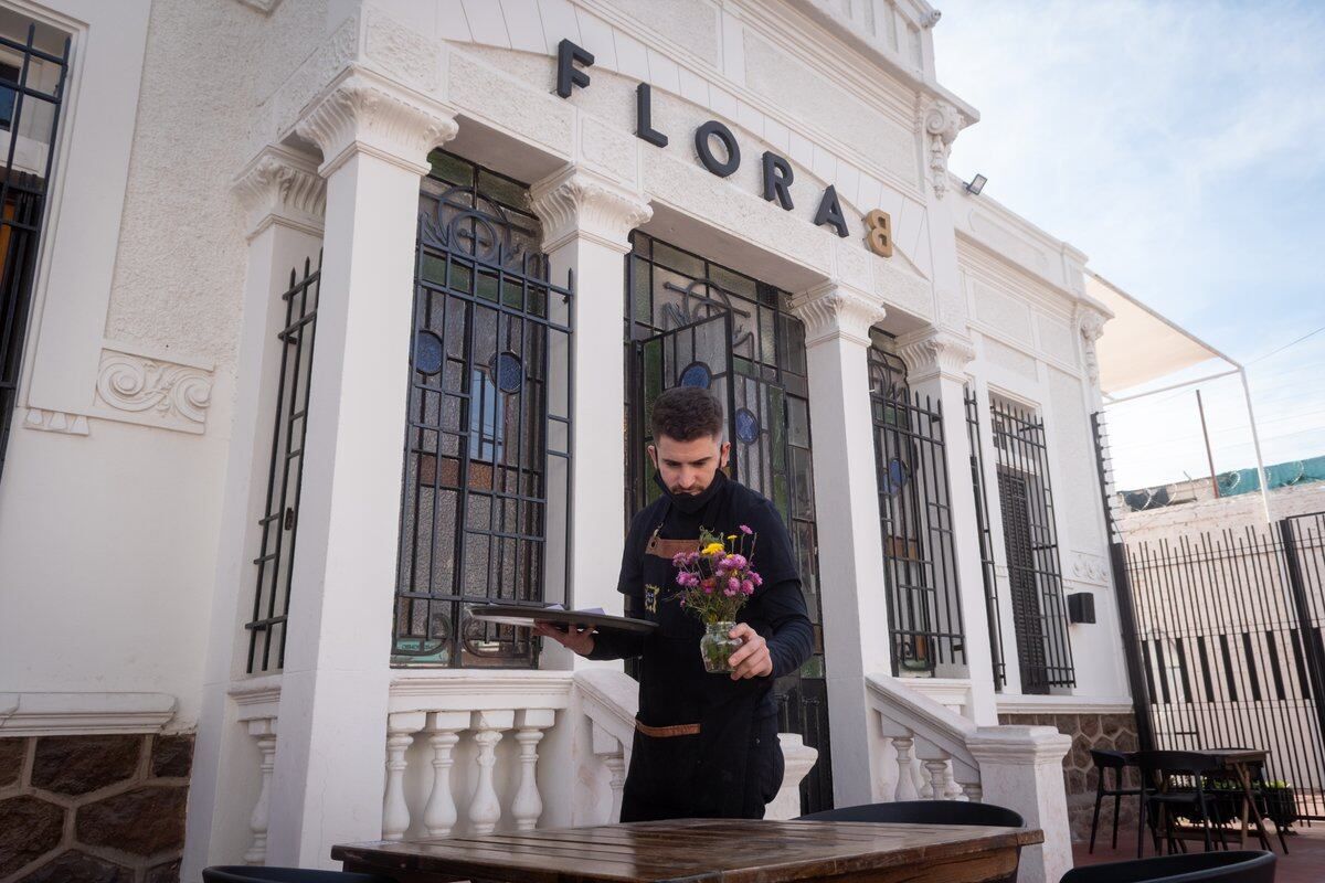 Mendoza 23 de julio de 2021 SociedadFlora B RestoránMozo Federico MamutRestoranes en casonas, una tendencia que se luce en Mendoza.Foto: Ignacio Blanco / Los Andes