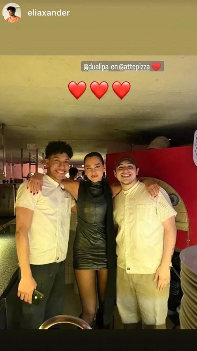 Dua posó con los chefs tras la cena