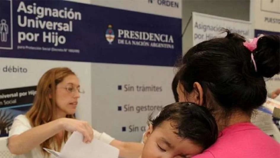 Durante 2022 se retuvo el 20% de la AUH y ahora se pagará todo junto: $17.536 por niño