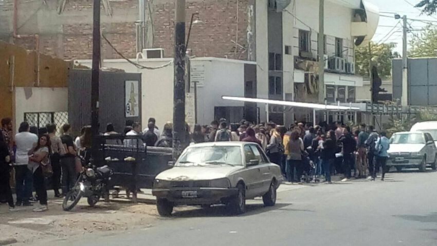 
    La cantidad de gente haciendo fila ocupó dos cuadras - Gentileza
   