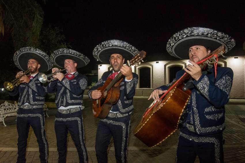 
Para darle más autenticidad a la propuesta, Algunas agrupaciones invierten en tener instrumentos y trajes fabricados en México.  | Mariana Villa / Los Andes
   