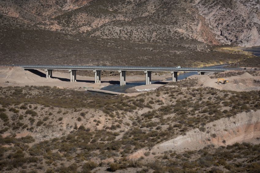 
Río diamante. El puente tiene 14,5 metros de ancho.  | Ignacio Blanco / Los Andes
   