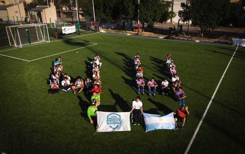 
    Los equipos de fútbol adaptado de Salta y Chubut recordaron a los tripulantes. Foto: Gentileza Paradeportes
   
