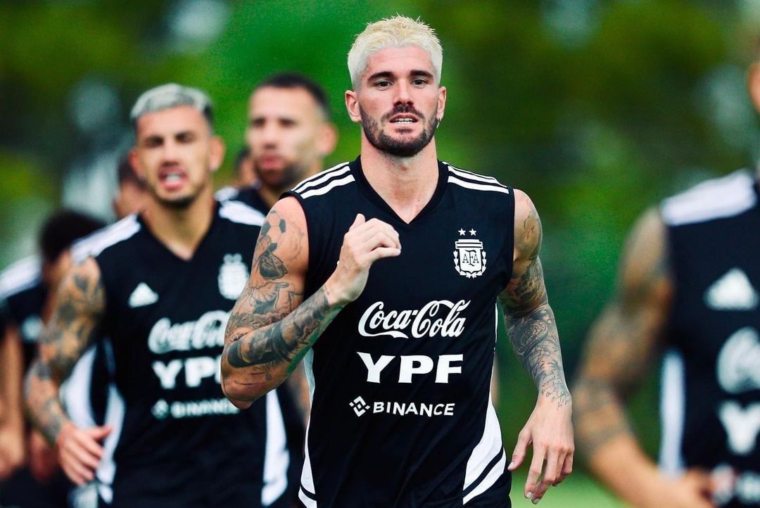 Rodrigo de Paul y un nuevo con look con parecido a uno de los protagonistas de "El marginal". (Instagram).