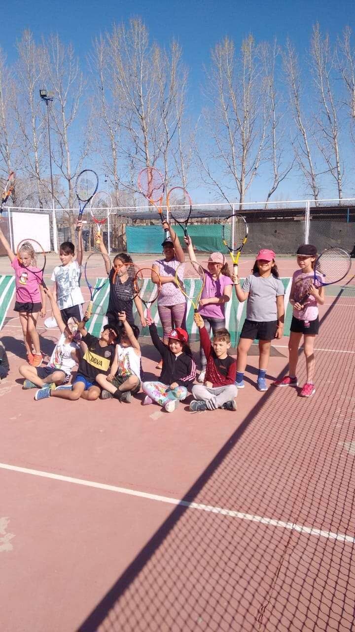 
En Malargüe. Las nenas se divierten en las canchas de cemento del polideportivo de su departamento. 
