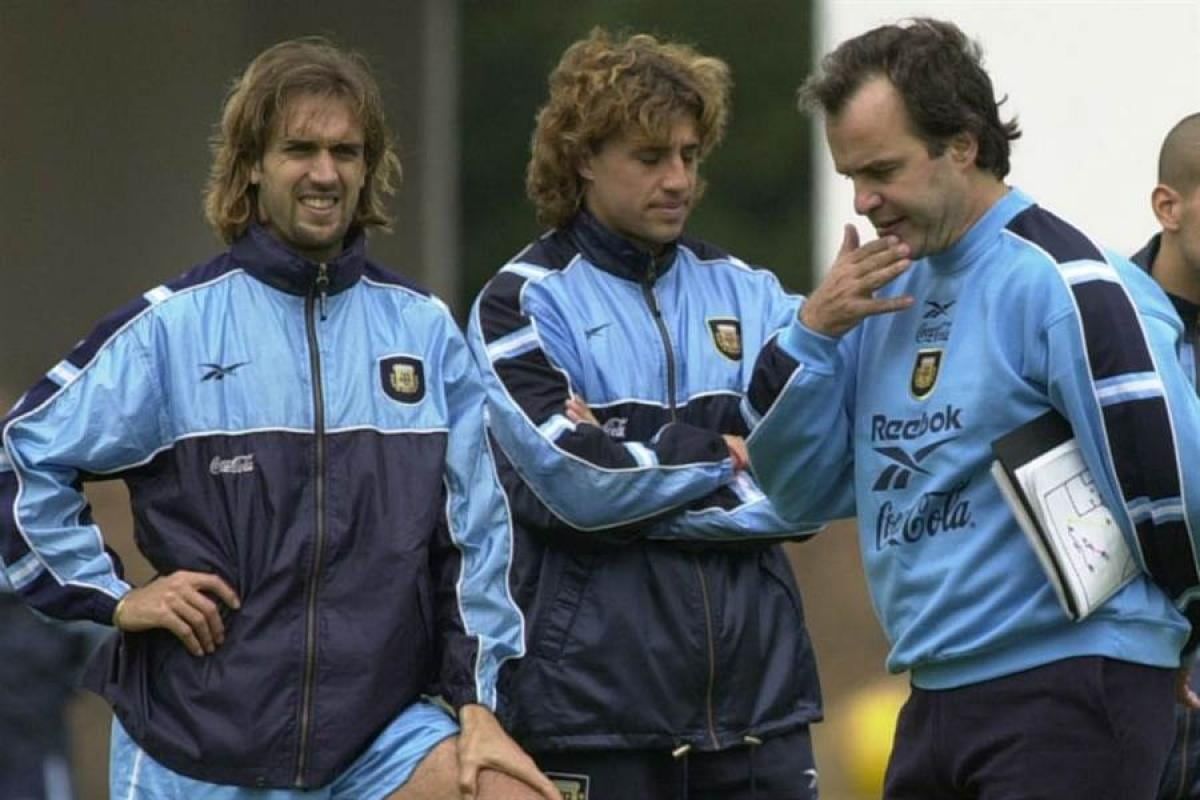 Gabriel Batistuta, Hernán Crespo y Marcelo Bielsa durante una práctica del Mundial 2002. / archivo