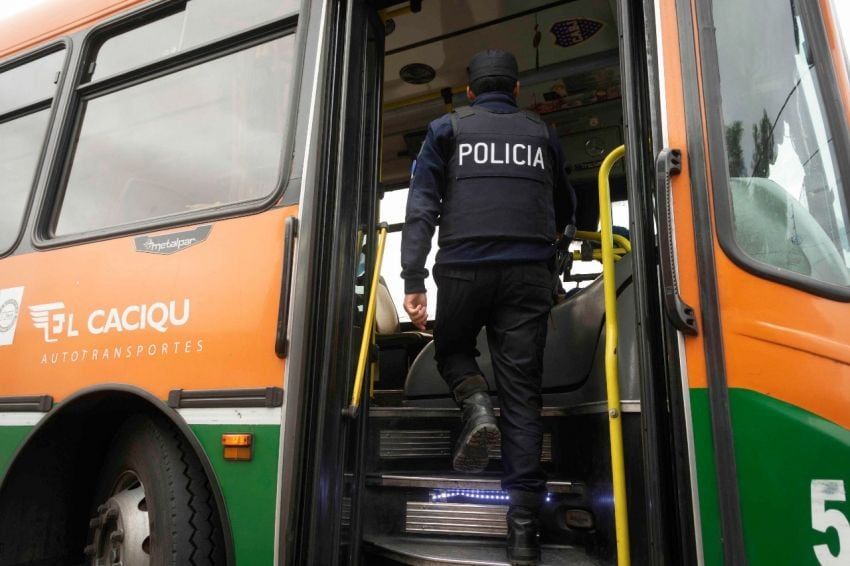 MendoTran: los policías custodiaron los micros este jueves. | Foto: Ignacio Blanco / Los Andes