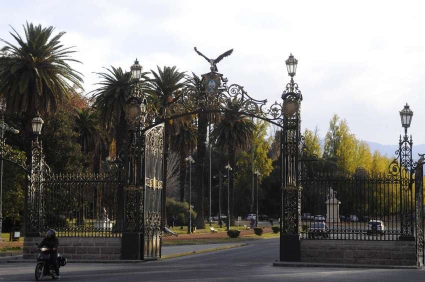 
    Portones del Parque San Martín. Foto: archivo Los Andes.
   