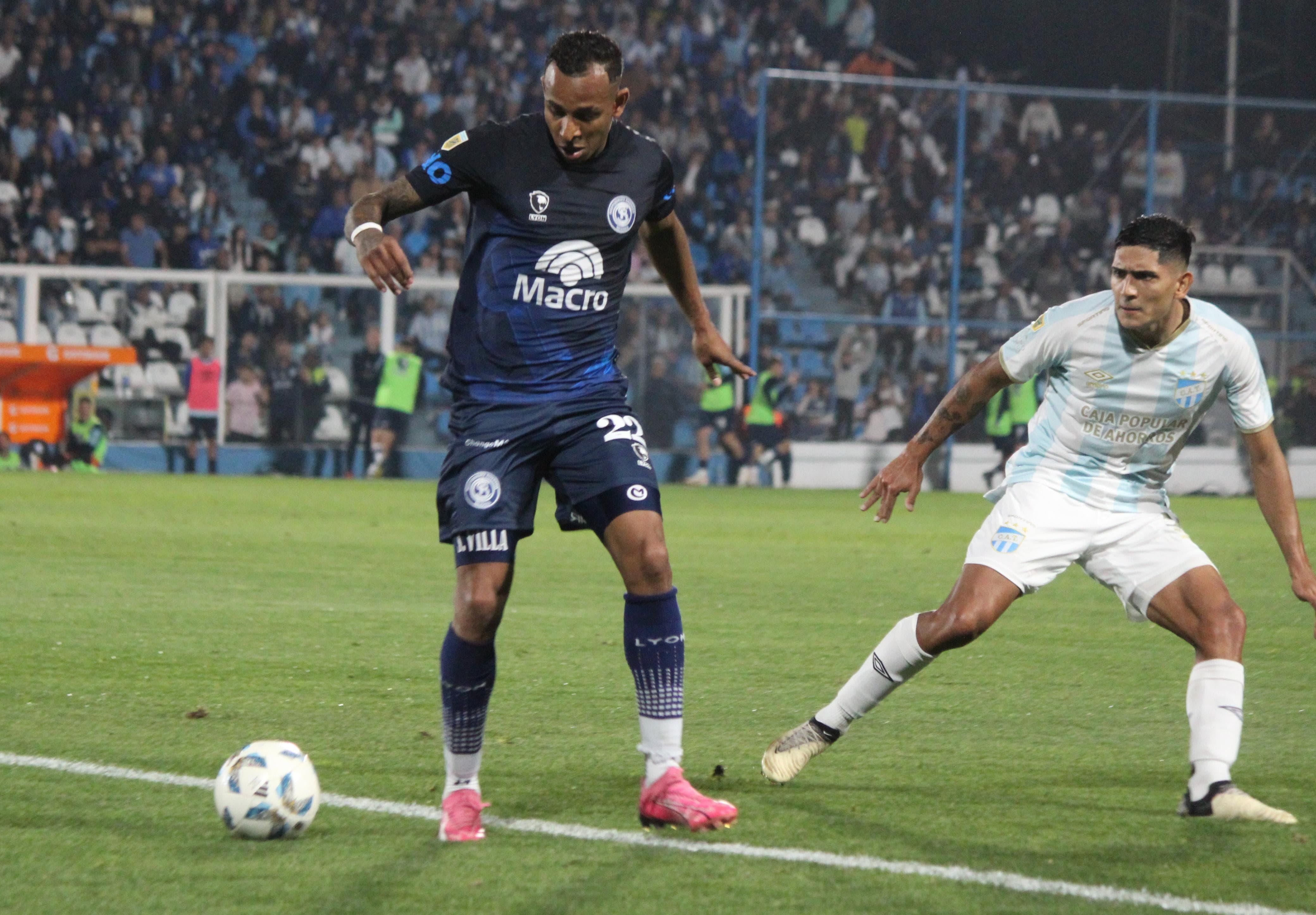 Sebastián Villa tuvo algunos minutos de desequilibrio en la primera parte. Luego cayó en la red defensiva del Decano.