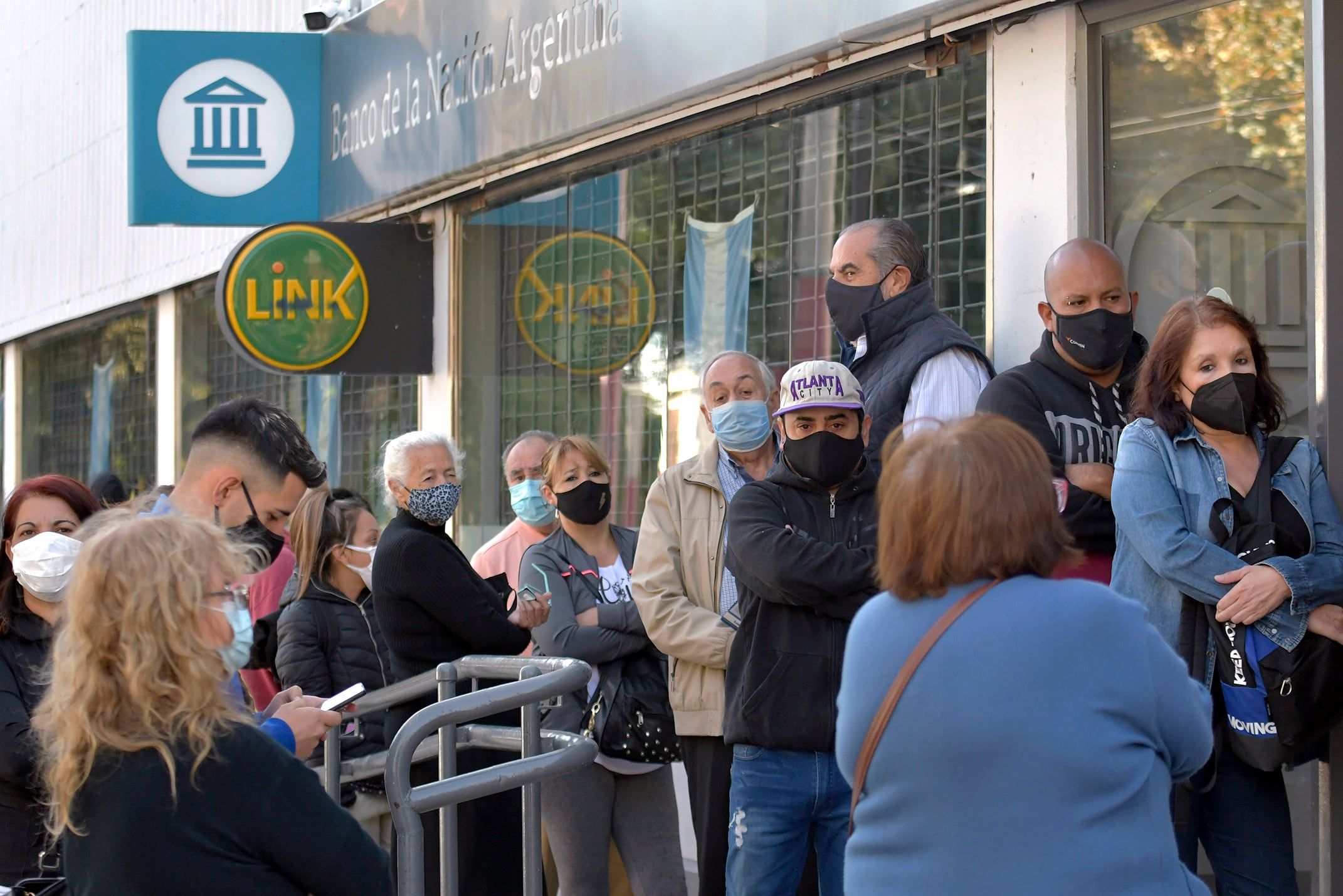 En el banco Nación ya no se exige la fe de vida (trámite de supervivencia) - Foto: Orlando Pelichotti / Los Andes